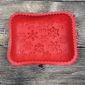Holiday silicone pie cake pan with metal holder